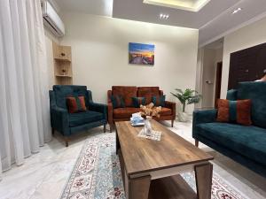 Modern 3-BR in New Cairo Lotus的休息区