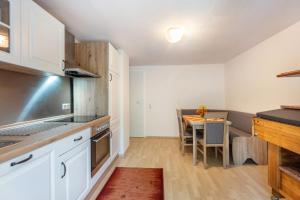 Kuchyň nebo kuchyňský kout v ubytování Gasthaus Hirschen Holl