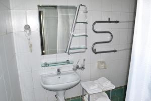 a bathroom with a sink and a mirror at Gostinitsa Tselinnaya in Kostanay