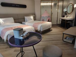 Ένα ή περισσότερα κρεβάτια σε δωμάτιο στο Atour Light Hotel Shanghai Xujiahui Jiaotong University