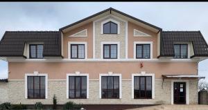 ein großes Backsteinhaus mit schwarzen Fenstern in der Unterkunft Riviera in Klesuv