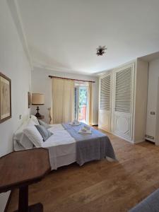 une chambre avec un grand lit et une fenêtre dans l'établissement Appartamento Charly, à Baveno 17 autres photos
