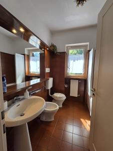 une salle de bain avec deux toilettes et un lavabo dans l'établissement Appartamento Charly, à Baveno