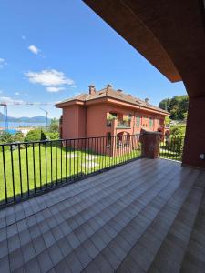 - un balcon d'une maison avec une clôture dans l'établissement Appartamento Charly, à Baveno