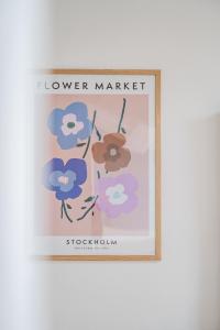 a sign for a flower market hanging on a wall at Giardini 411 Rooms in Formigine
