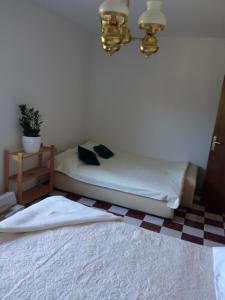 Łóżko lub łóżka w pokoju w obiekcie Apartman Kačić