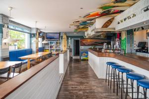 Posedenie v ubytovaní H.A.N.D Surf Hostel