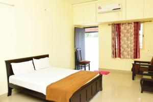 a bedroom with a large bed in a room at RDS Guest House Bypass in Āmbūr