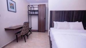Postel nebo postele na pokoji v ubytování Ibizza Pit Hotel and Suites + 8 fotografií