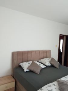 Łóżko lub łóżka w pokoju w obiekcie Apartman Kačić