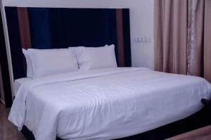 Ein Bett oder Betten in einem Zimmer der Unterkunft Ibizza Pit Hotel and Suites