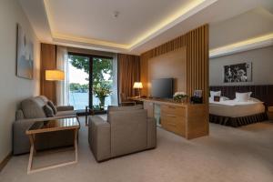 duży pokój z łóżkiem i salonem w obiekcie Tiffi Boutique Hotel w Olsztynie