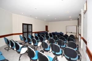 una habitación con filas de sillas en un aula en Villas Boas Hotel, en Campinas