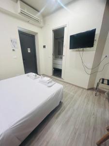 A television and/or entertainment centre at Hotel Giardinetto Al Sant'Orsola