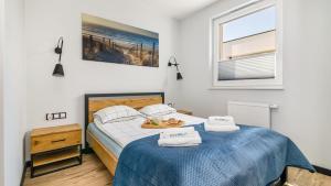 a bedroom with two beds and a window at SOLE MARE Apartamenty Piamola in Kąty Rybackie +29 photos