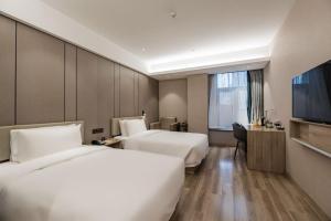 Postel nebo postele na pokoji v ubytování Atour Hotel Xujiahui Meiying