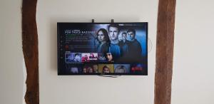 Telewizja i/lub zestaw kina domowego w obiekcie Apartamentos-Bermeo
