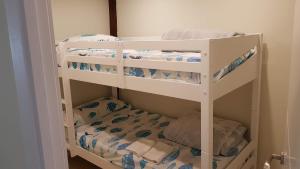 Łóżko lub łóżka w pokoju w obiekcie Apartamentos-Bermeo
