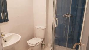 łazienka z prysznicem, toaletą i umywalką w obiekcie Apartamentos-Bermeo w mieście Bermeo +37 zdjęć