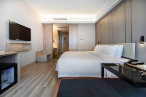 TV a/nebo společenská místnost v ubytování Atour Hotel Xujiahui Meiying