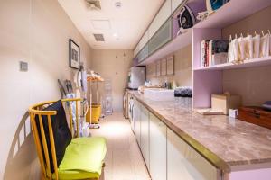 Kuchyň nebo kuchyňský kout v ubytování Atour Hotel Xujiahui Meiying