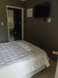 Ένα ή περισσότερα κρεβάτια σε δωμάτιο στο Crystal Park Guest House