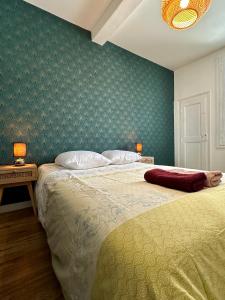 Un dormitorio con una cama y una mesa con dos lámparas. en Appartement Minervoise - Gare Carcassonne, en Carcassonne