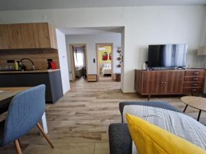 una cucina e un soggiorno con tavolo e sedie di Lap Home Kavala a Kavala
