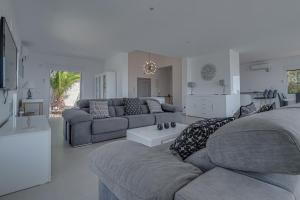 ein Wohnzimmer mit 2 Sofas und einer Küche in der Unterkunft Villa Serena Marbella-Elviria in Marbella