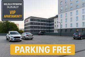 parking z samochodami zaparkowanymi przed budynkiem w obiekcie VIP Apartament number 9 w mieście Lublin