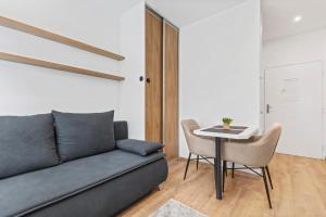 布拉迪斯拉发AH Belehradská的客厅里有一张沙发和一张桌子。