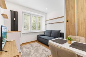 布拉迪斯拉发AH Belehradská的客厅里有一张沙发和一张桌子。