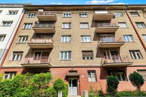 布拉迪斯拉发AH Belehradská的公寓大楼的一侧设有阳台。