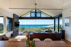 Una sala de estar con vista al mar. en Panorama I Private Properties, en Dunsborough