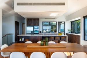 Una cocina y un comedor con mesa y sillas de madera. en Panorama I Private Properties, en Dunsborough 18 fotos más