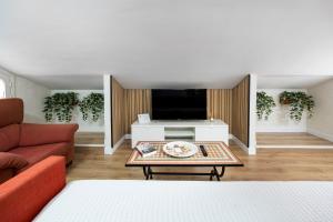 A television and/or entertainment centre at WonderStays Apartamentos Maribel