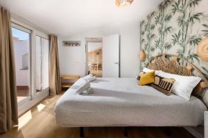 A bed or beds in a room at WonderStays Apartamentos Maribel