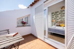 A balcony or terrace at WonderStays Apartamentos Maribel