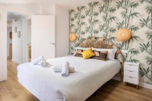 A bed or beds in a room at WonderStays Apartamentos Maribel