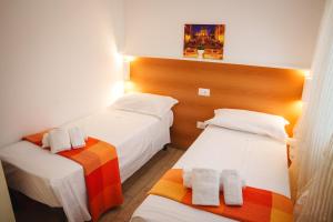 two beds in a hotel room with towels at Villa Giusi in Tropea