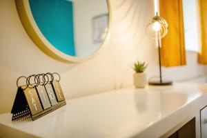 La salle de bains est pourvue d'un miroir et d'un lavabo blanc. dans l'établissement Central Blue Haven Retreat Free Parking 8ppl!, à Victoria 56 autres photos