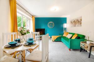 un salon avec un canapé vert et une table dans l'établissement Central Blue Haven Retreat Free Parking 8ppl!, à Victoria