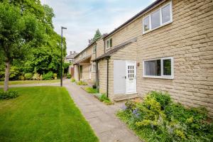 une maison en briques avec une porte blanche et une cour dans l'établissement Central Blue Haven Retreat Free Parking 8ppl!, à Victoria