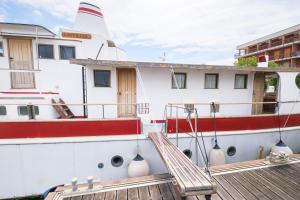 een boot ligt aangemeerd op een houten steiger bij Nave Contessa in Rimini