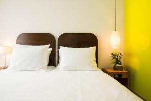 Postel nebo postele na pokoji v ubytování Corbin München Airport Business Hotel