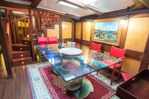 een eetkamer met een glazen tafel en rode stoelen bij Nave Contessa in Rimini