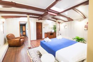 een slaapkamer met een groot bed en een stoel bij Nave Contessa in Rimini