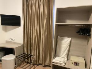 A television and/or entertainment centre at Hotel Giardinetto Al Sant'Orsola