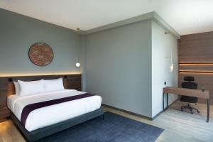 Rúm í herbergi á Quest Hotel Midport Port Dickson