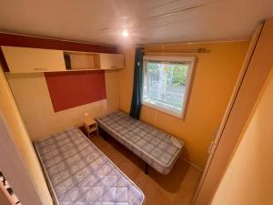 Postel nebo postele na pokoji v ubytování Mobil Home, S4, Turner + 8 fotografií
